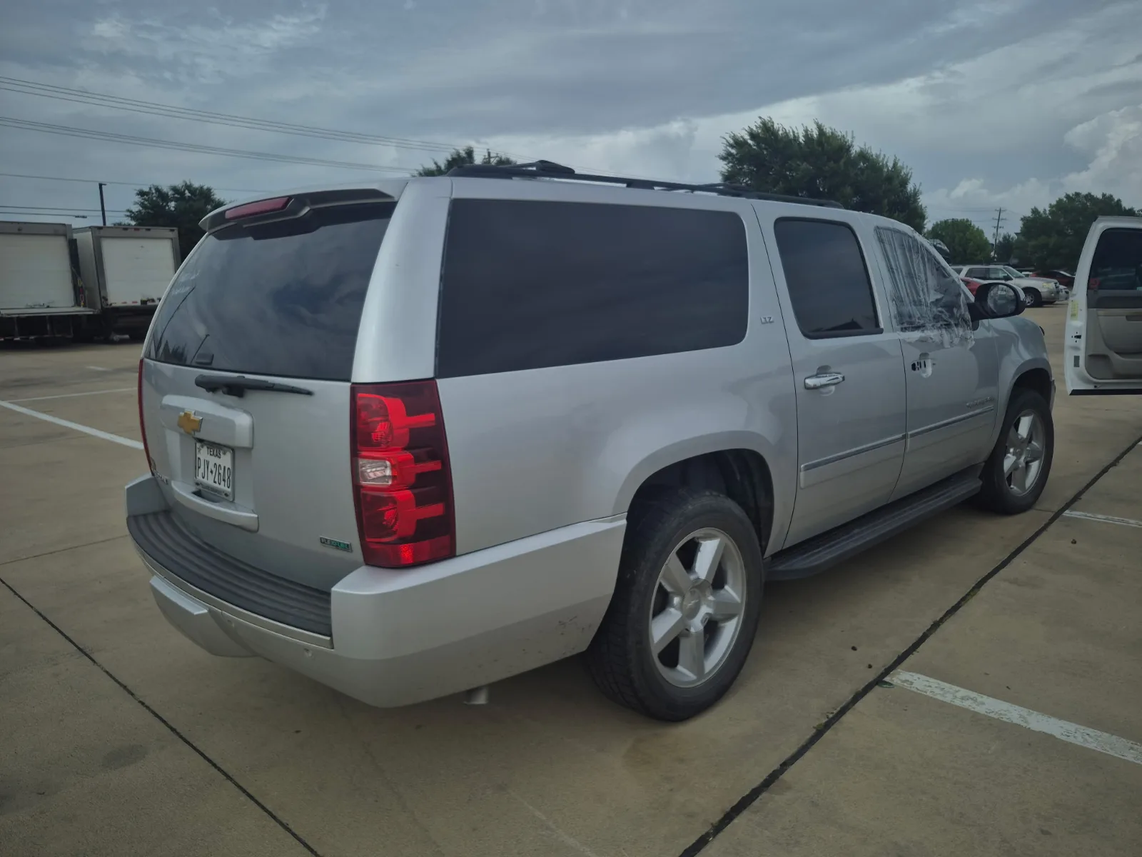 2012 CHEVROLET Suburban donor car — photo 1 photo 3
